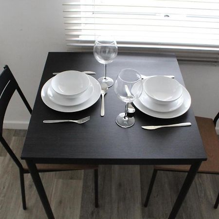 Modern Studio Apartment With Parking Chatham  Exterior foto