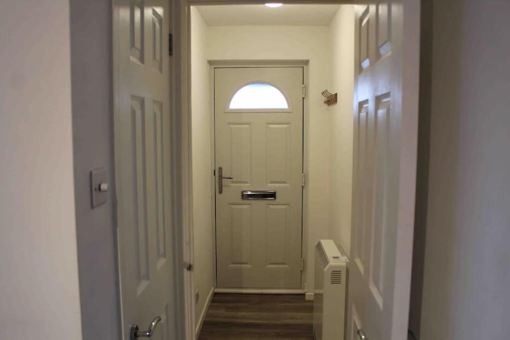 Modern Studio Apartment With Parking Chatham  Exterior foto