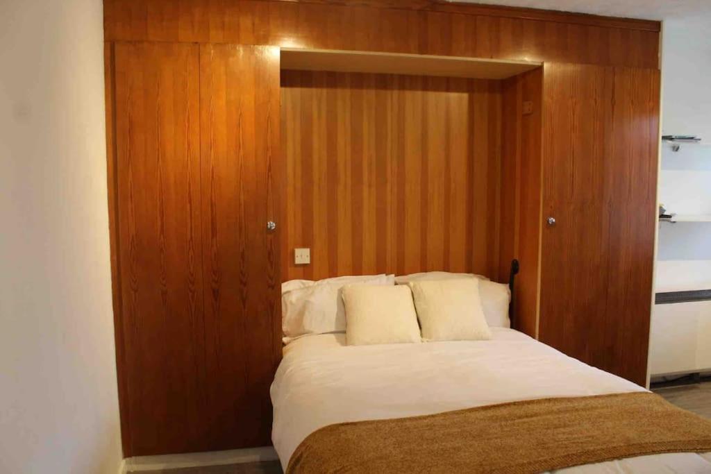 Modern Studio Apartment With Parking Chatham  Exterior foto