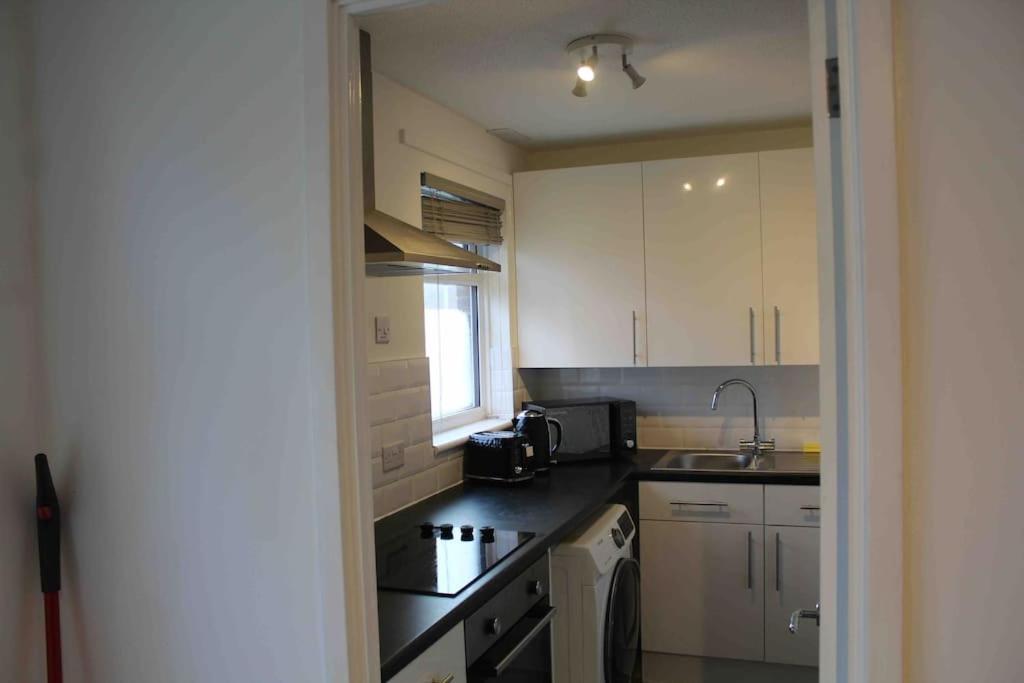 Modern Studio Apartment With Parking Chatham  Exterior foto