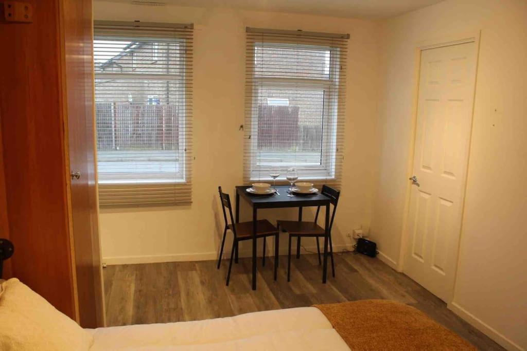 Modern Studio Apartment With Parking Chatham  Exterior foto