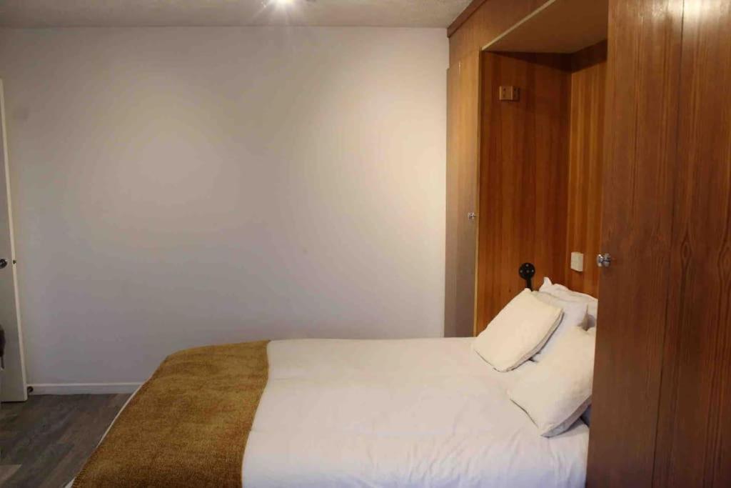 Modern Studio Apartment With Parking Chatham  Exterior foto